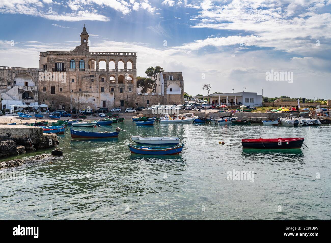 Kloster und Boote umrahmen die Bucht von San Vito. Stockfoto