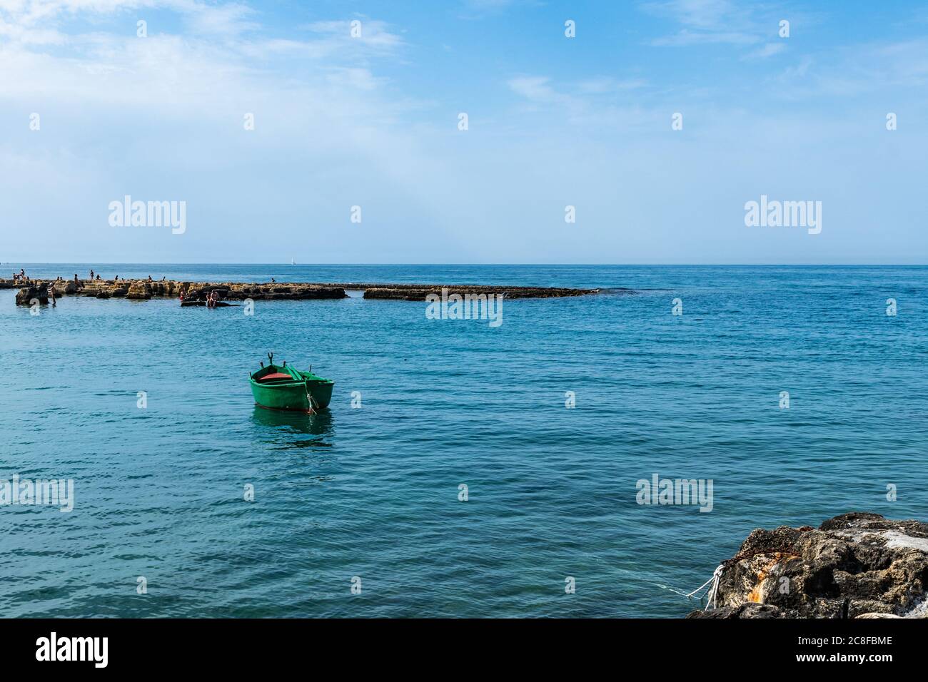 Kloster und Boote umrahmen die Bucht von San Vito. Stockfoto