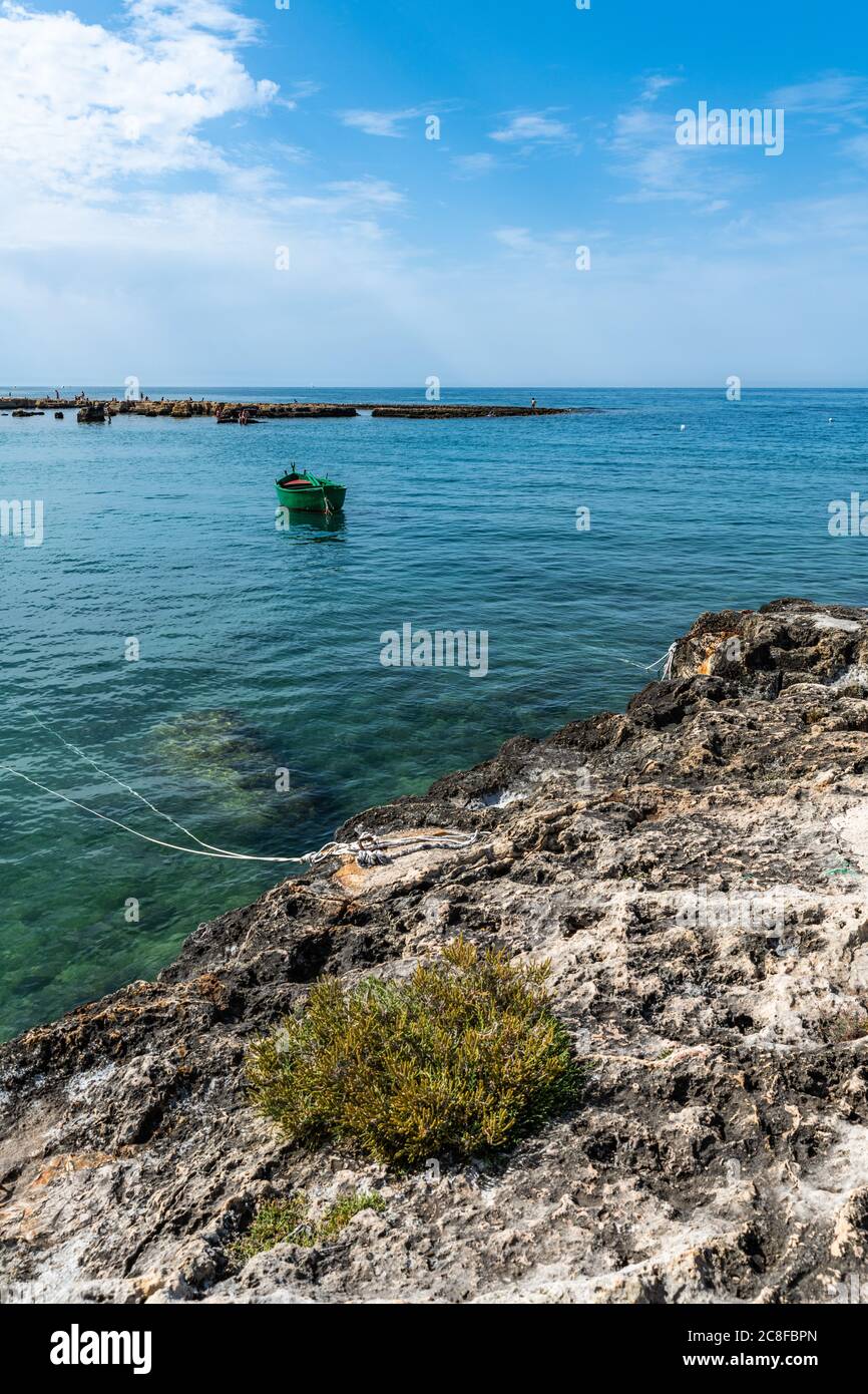 Kloster und Boote umrahmen die Bucht von San Vito. Stockfoto