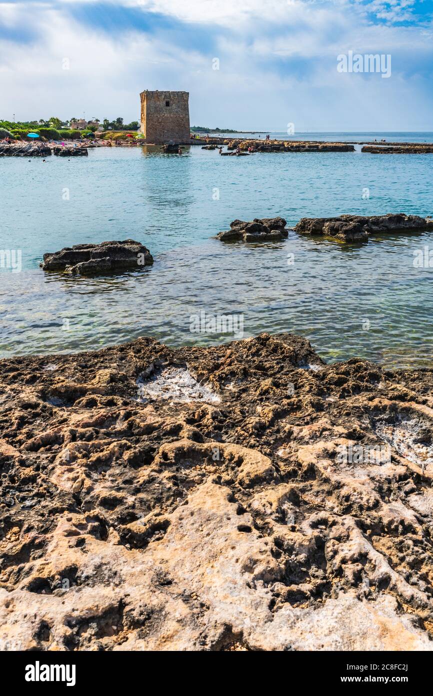 Kloster und Boote umrahmen die Bucht von San Vito. Stockfoto