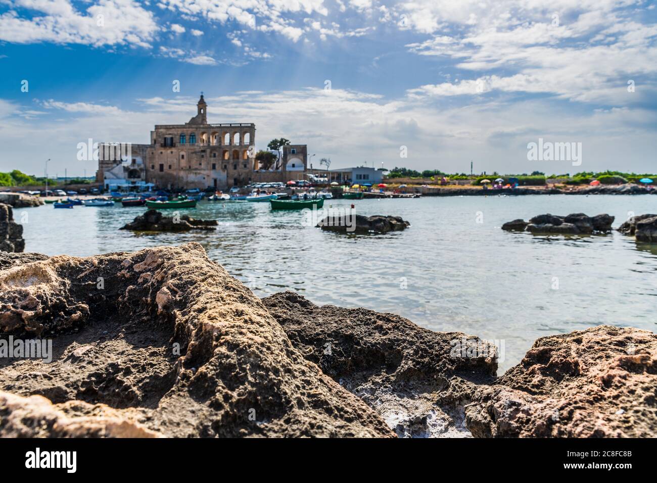 Kloster und Boote umrahmen die Bucht von San Vito. Stockfoto