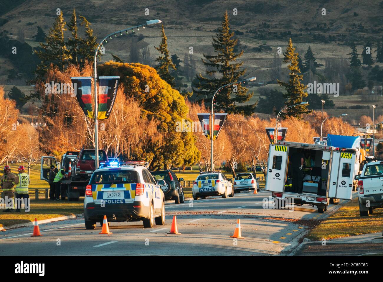 Rettungsdienste besuchen den Ort eines Autounfalls mitten in Wanaka Township, Neuseeland Stockfoto