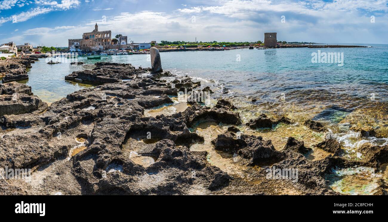 Kloster und Boote umrahmen die Bucht von San Vito. Stockfoto