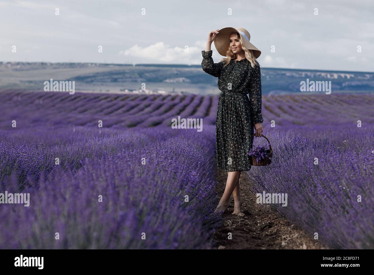 Fashion Portrait einer jungen hübschen Frau im Lavendelfeld Stockfoto