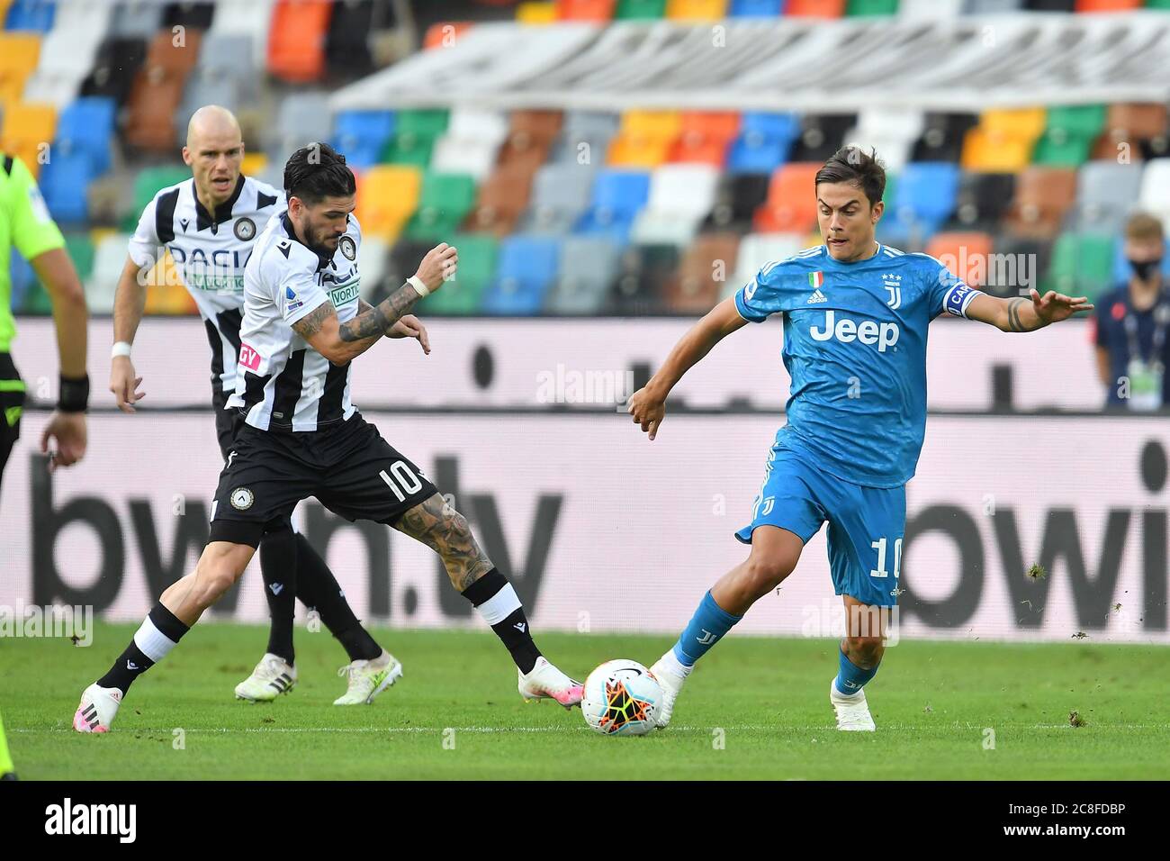 Udine, Italien. Juli 2020. Rodrigo De Paul kämpft mit Paulo Dybala während des Serie A-Spiels zwischen Udinese und Juventus im Stadio Friuli, Udine, Italien am 23. Juli 2020 um den Ball. Foto von Simone Ferraro. Nur für redaktionelle Zwecke, Lizenz für kommerzielle Nutzung erforderlich. Keine Verwendung in Wetten, Spielen oder Publikationen einzelner Vereine/Vereine/Spieler. Kredit: UK Sports Pics Ltd/Alamy Live Nachrichten Stockfoto