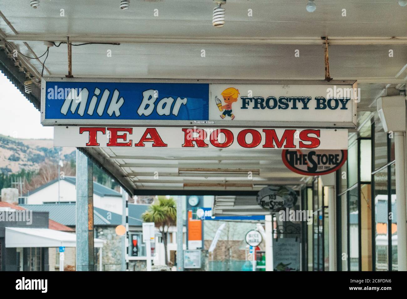 Ein klassisches Milch Bar Frosty Boy Tea Rooms Zeichen in Roxburgh, Neuseeland Stockfoto