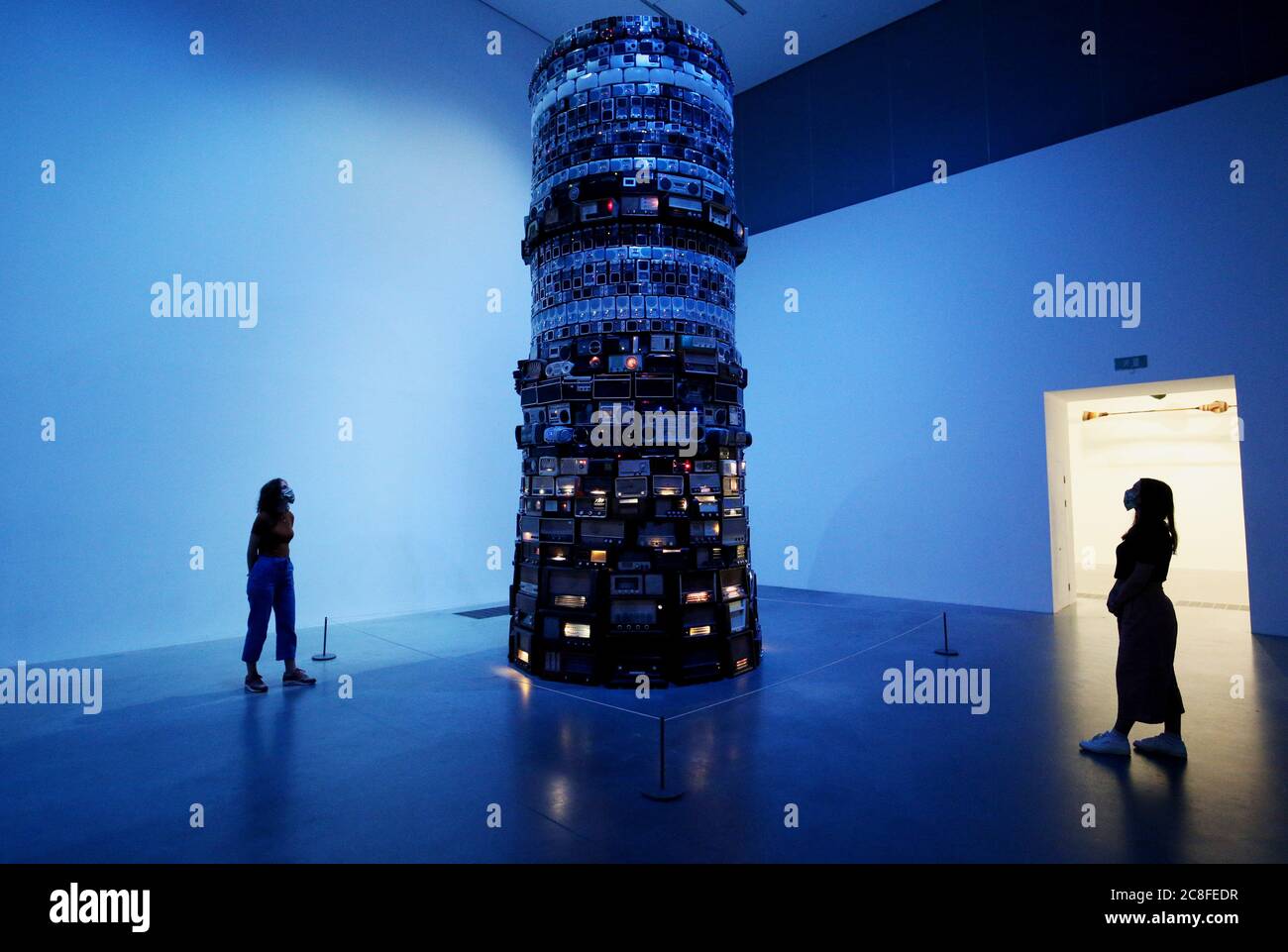 Mitarbeiter tragen kunstkunstvolle Masken, wenn sie in das Babel der Tate Modern von Cildo Meireles schauen, während die Galerie sich nach der Sperrung des Coronavirus am Montag, dem 27. Juli, für die Öffentlichkeit öffnet. Stockfoto