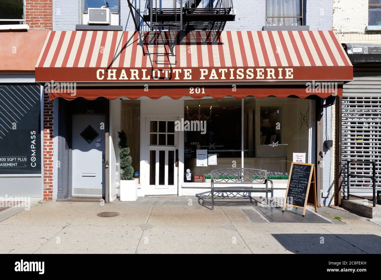 Charlotte Patisserie, 201 Court St, Brooklyn, New York, NYC Schaufensterfoto einer französischen Bäckerei im Viertel Carroll Gardens. Stockfoto