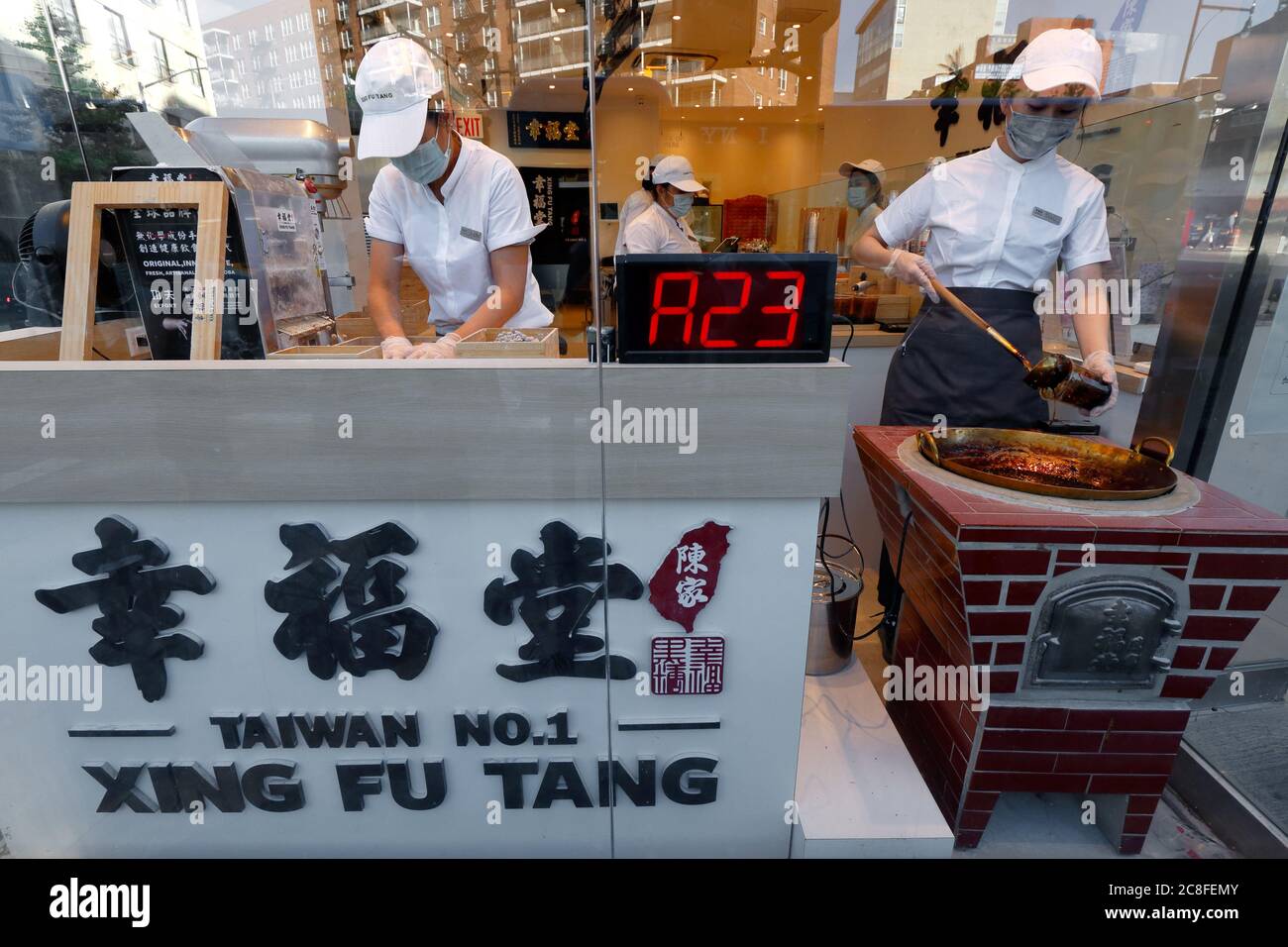 Xing Fu Tang 幸福堂, 40-52 Main St, Queens, NY. Frischer, karmelierter brauner Zucker boba wird in einem beliebten Bubble Tea Shop in Downtown Flushing hergestellt. Stockfoto