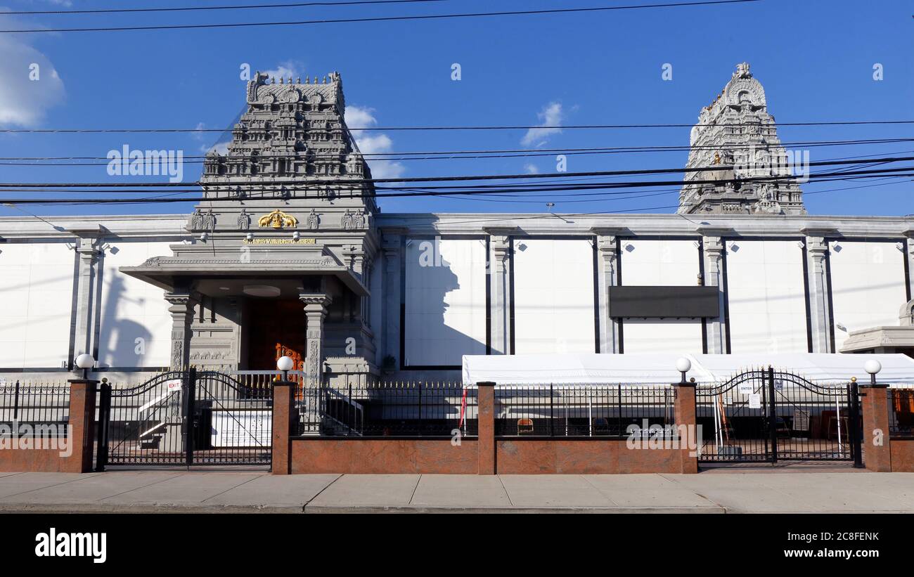 The Hindu Temple Society of North America, 45-57 Bowne St, Flushing, NY. Außenansicht eines Ganesh-Tempels mit kunstvollen Gopuram-Eingängen in den Komplex Stockfoto