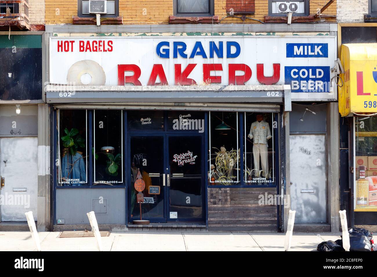 Raggedy Threads, 602 Grand St, Brooklyn, New York, NYC Schaufensterfoto eines Vintage-Bekleidungsladens im Viertel Williamsburg. Stockfoto