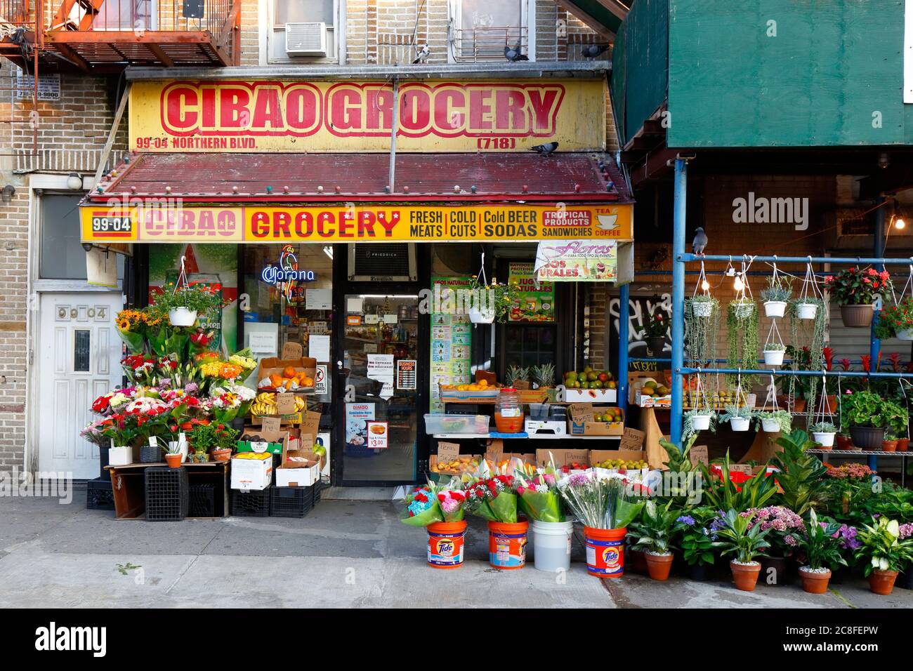 Cibao Grocery, 99-01 Northern Boulevard, Queens, New York. NYC Schaufenster Foto einer Bodega, Lebensmittelgeschäft in Corona Nachbarschaft. Stockfoto