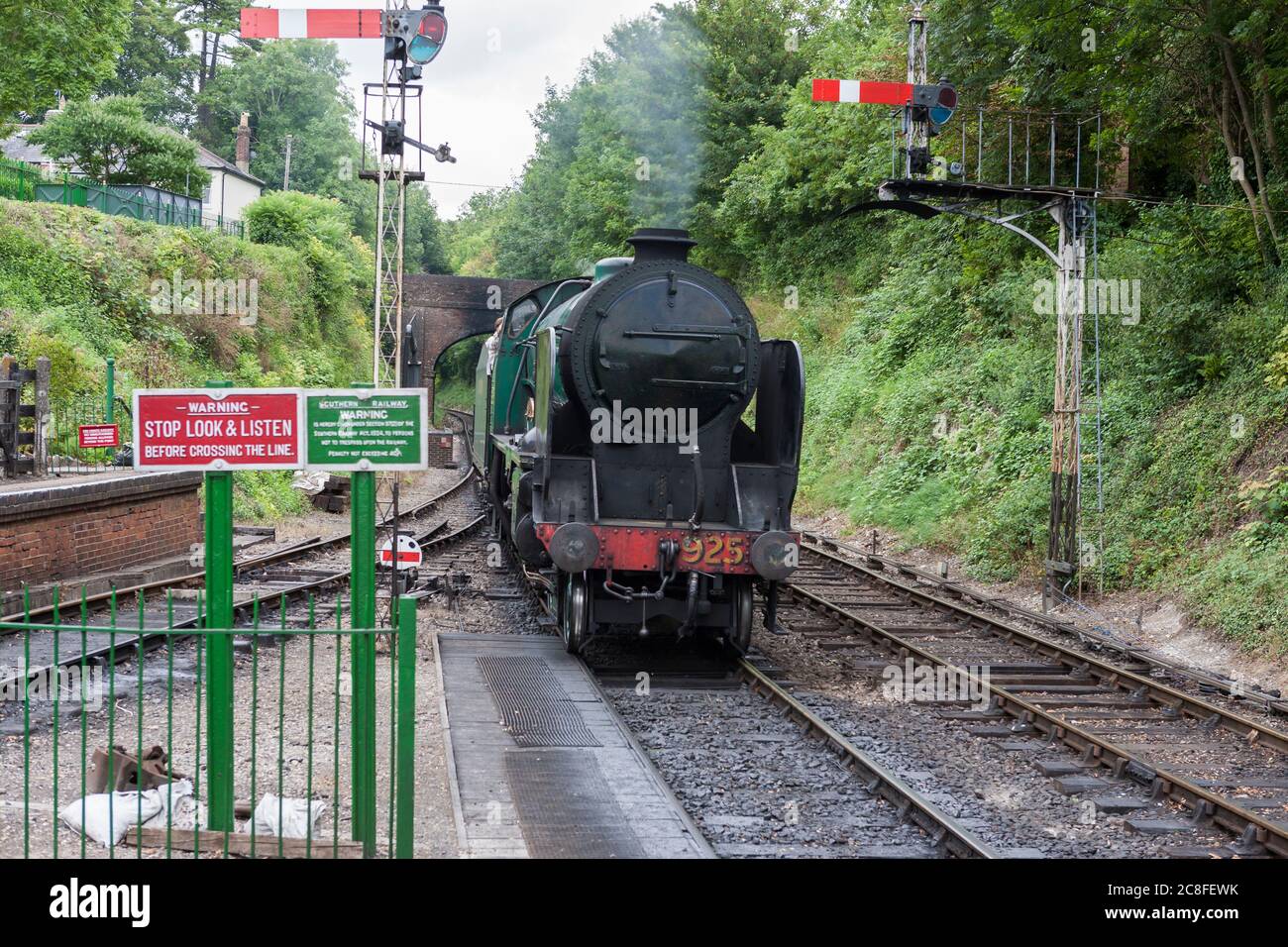 925 Schulen der südlichen Region Klasse ‘Cheltenham’, nähert sich Alresford Station auf der Mid-Hants Steam Railway (die Watercress Line), Hampshire, England Stockfoto