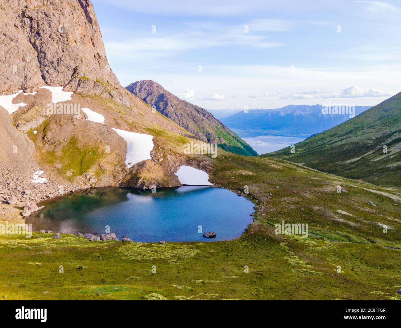 Kleiner alpiner See am Gipfel des Falls Creek Trail, Anchorage Alaska Stockfoto