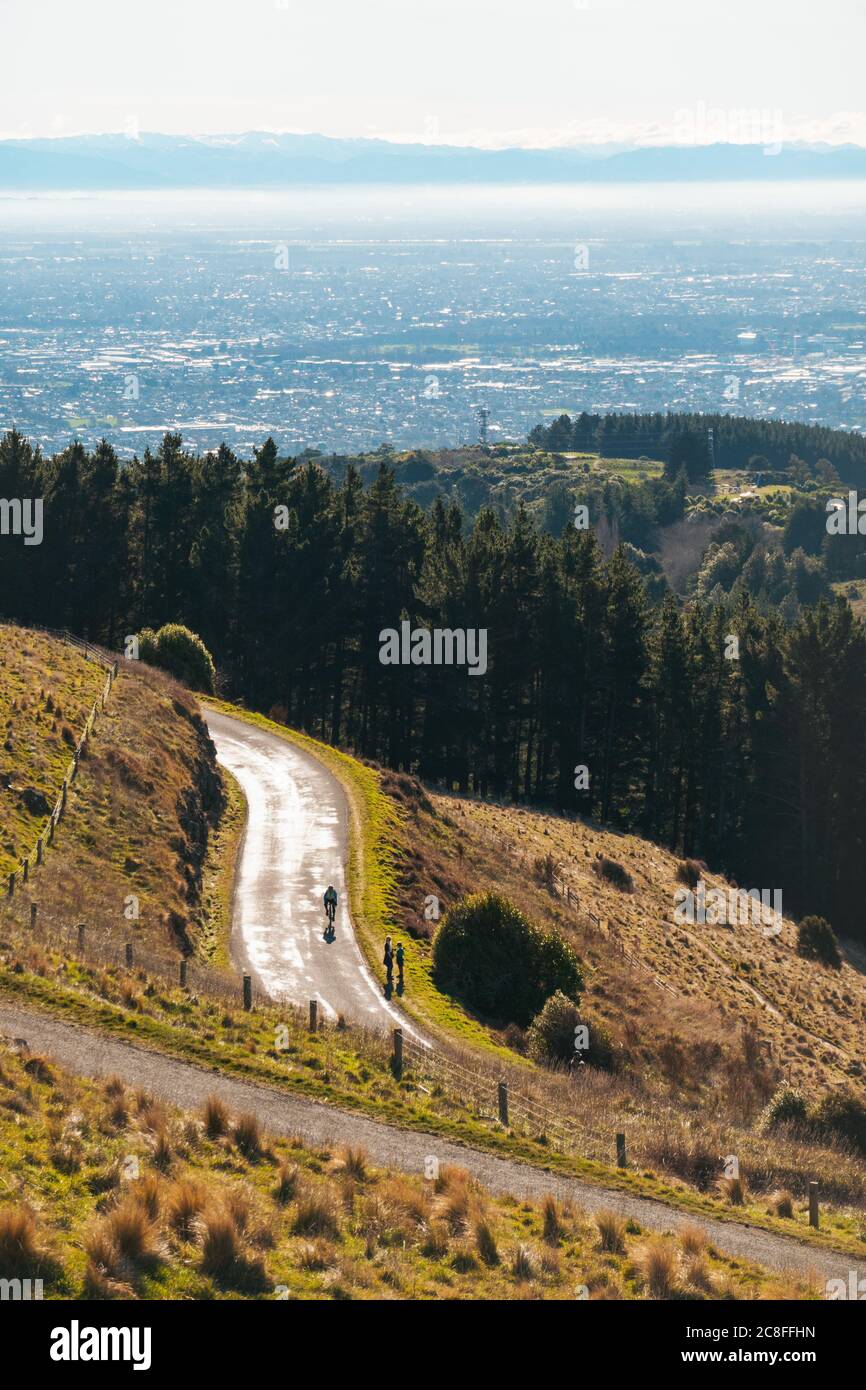 Die Summit Road schlängelt sich entlang der Port Hills in Christchurch, Neuseeland Stockfoto