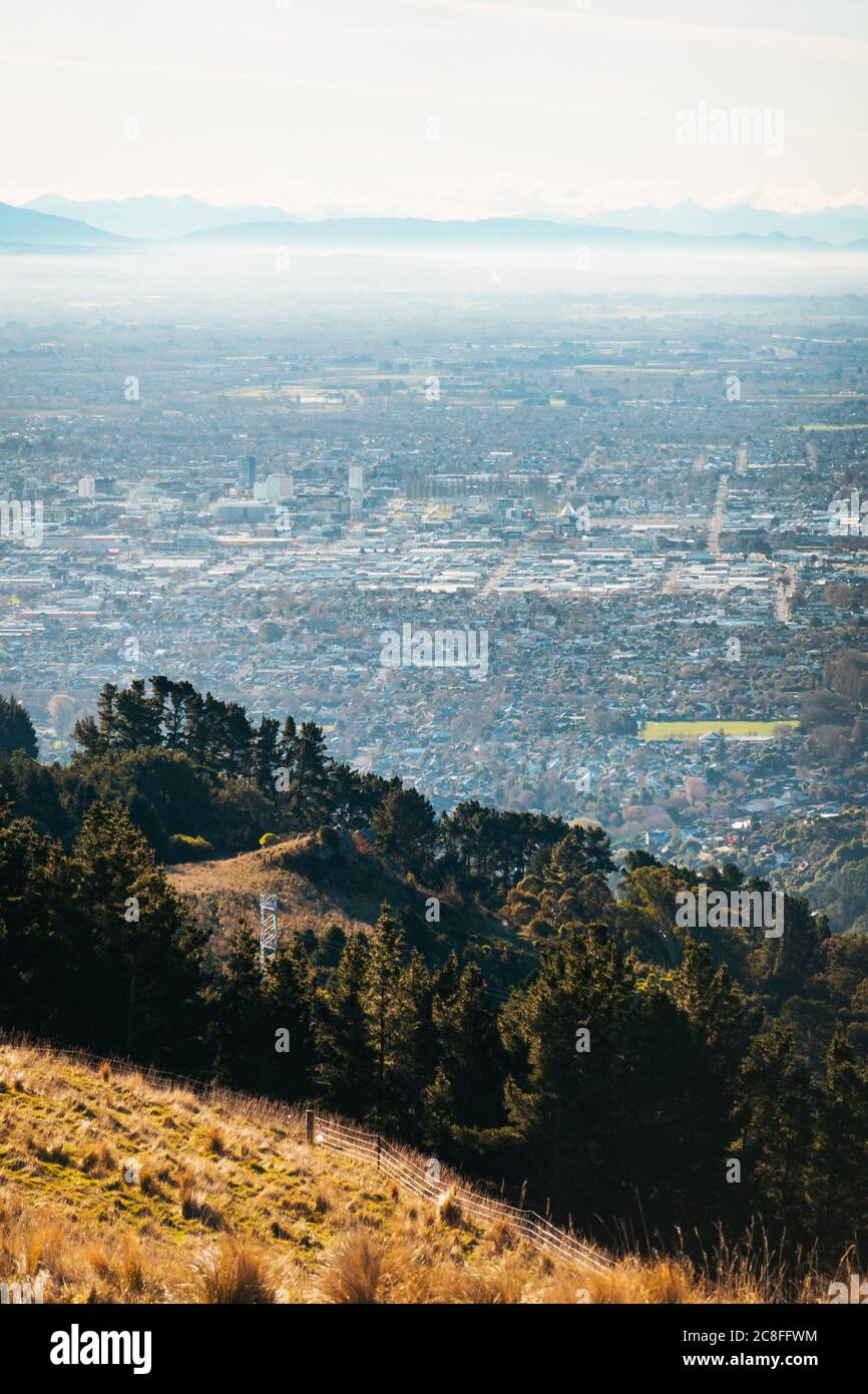 Eine dünne Dunstschicht über der Stadt Christchurch, Neuseeland, vom Sugarloaf Scenic Reserve aus gesehen Stockfoto
