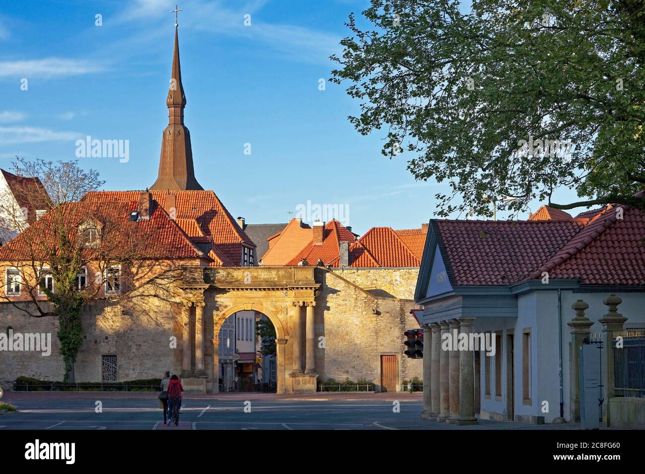 Altstadt mit Stadttor Heger Tor und Kirche St. Marien, Deutschland, Niedersachsen, Osnabrück Stockfoto