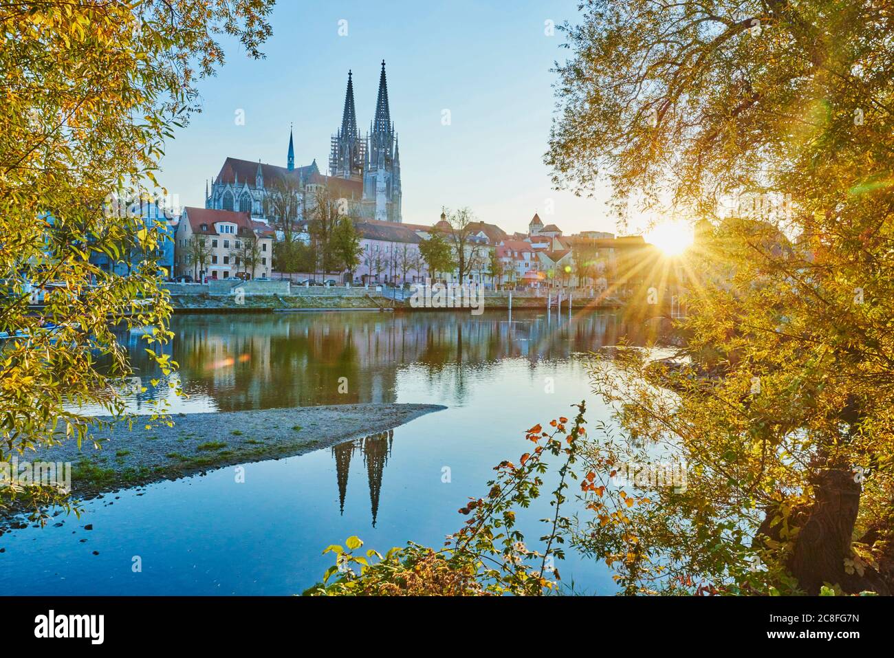 Altstadt und St. Peter-Kirche (Regensburger Dom) an der Donau im Herbst, Deutschland, Bayern, Oberpfalz, Ratisbon Stockfoto