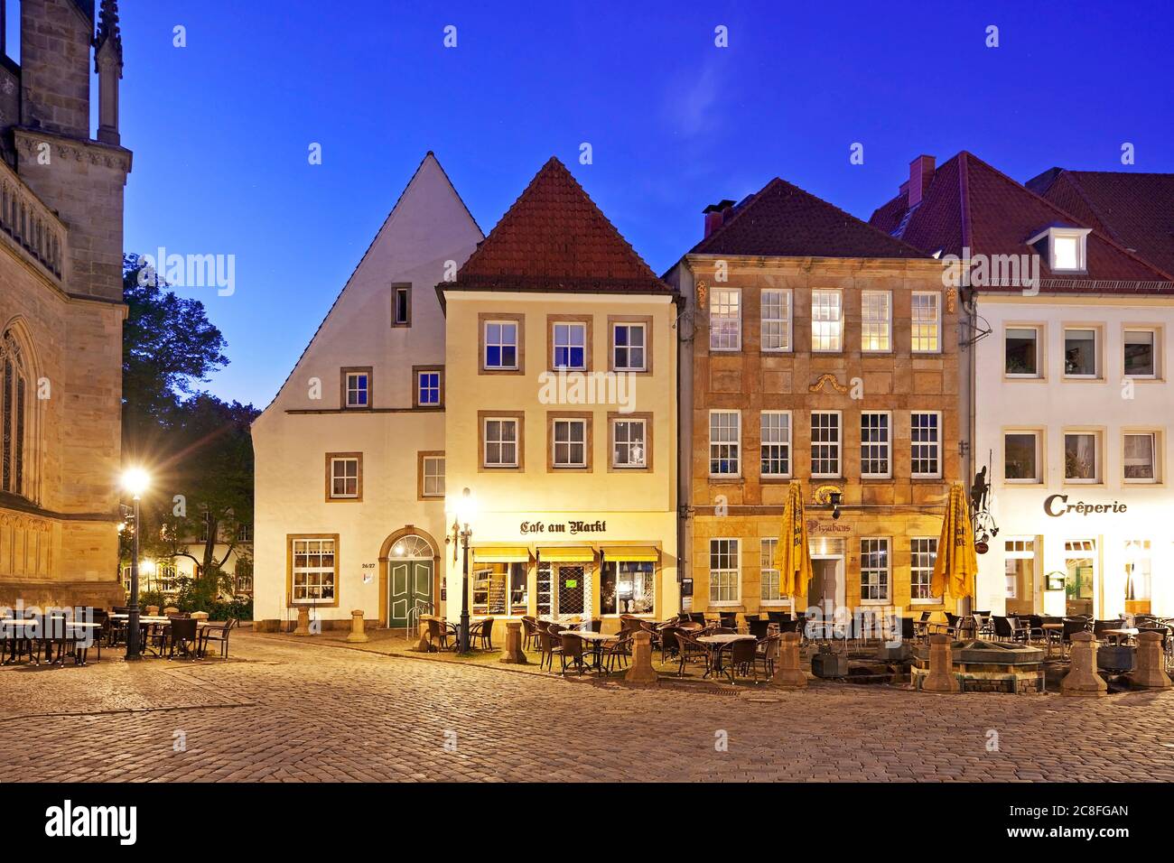Marktplatz mit historischer Häuserzeile in der Altstadt am Abend, Deutschland, Niedersachsen, Osnabrück Stockfoto
