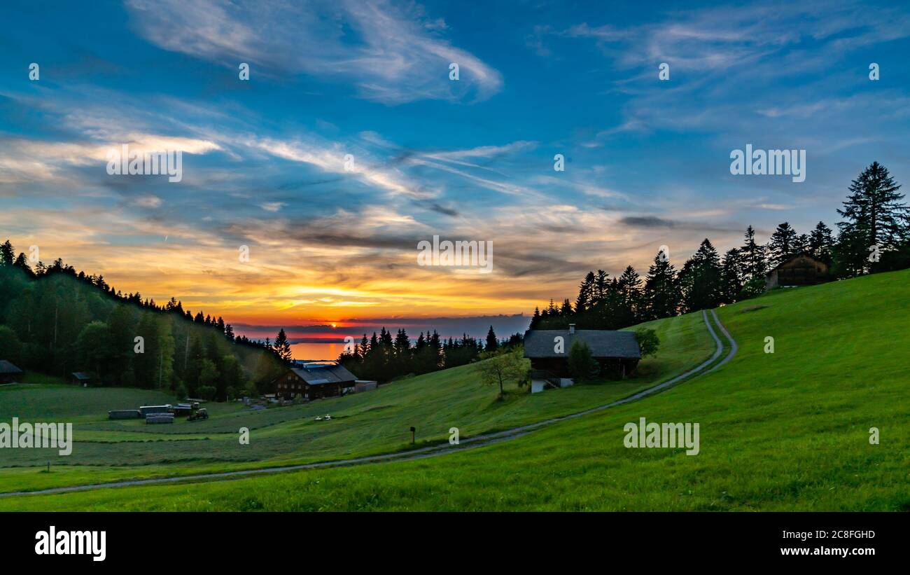 Sonnenuntergang über dem Bodensee, Sonnenuntergang über dem Bodensee, schöne Aussicht von einem Ferienhaus, Urlaub im Ländle, gute Nacht, Vorarlberg Stockfoto