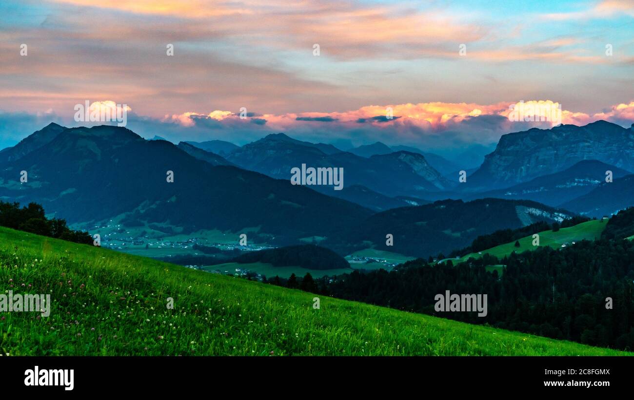 Abendrot im Bregenzerwald, Aussicht auf die Kanisfluh und Niedere, leuchtende Wolken über den Bergen, Nachglühen über den Bergen aus Vorarlberg Stockfoto