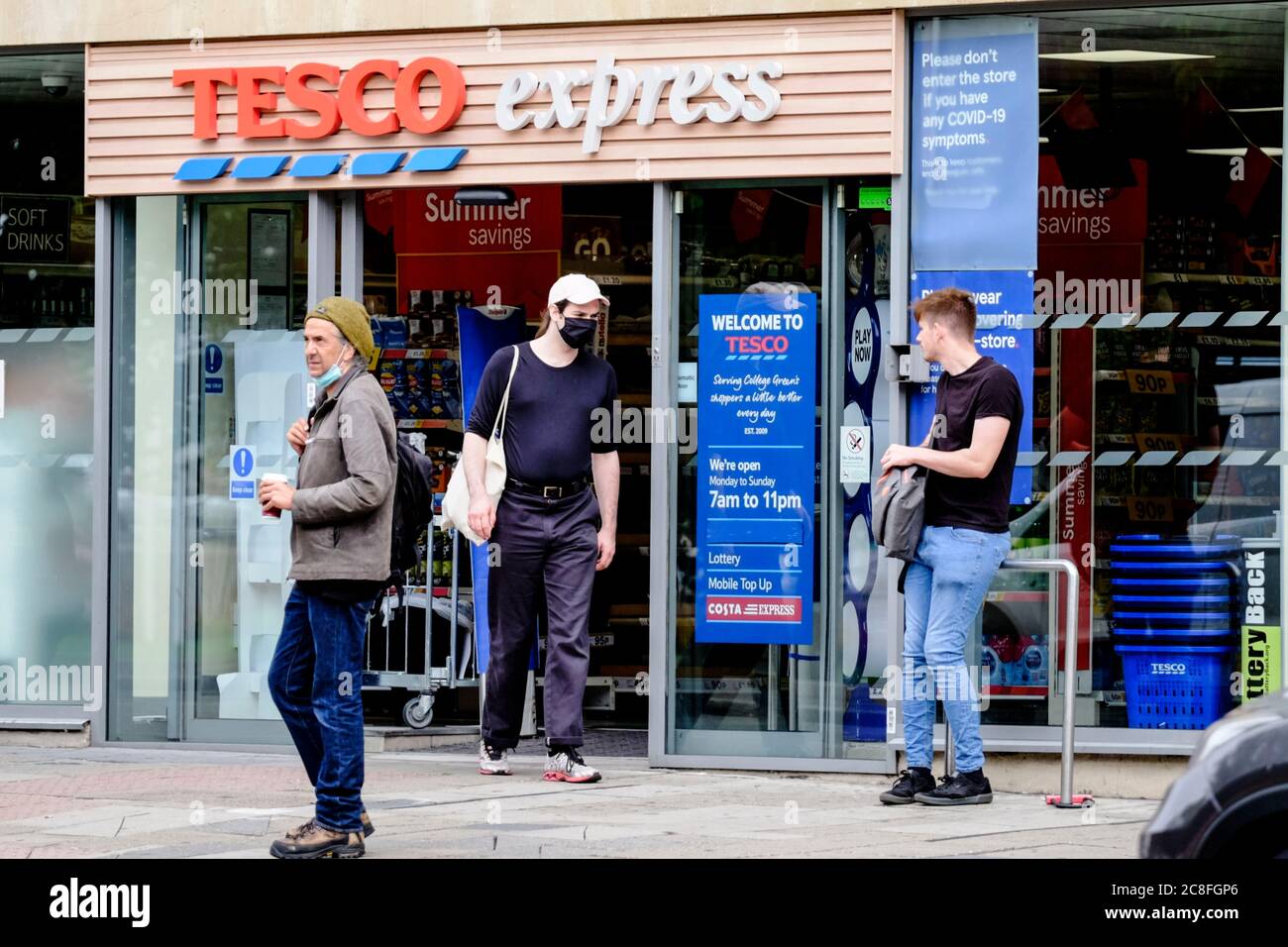 Bristol, 24. Juli 2020. Die Menschen in den Einkaufsvierteln der Innenstadt von Bristol, nachdem sie Masken in Geschäften trugen, wurden heute Pflicht. Einige Leute tragen Masken draußen und einige nicht. Kredit: JMF Nachrichten/Alamy Live Nachrichten Stockfoto