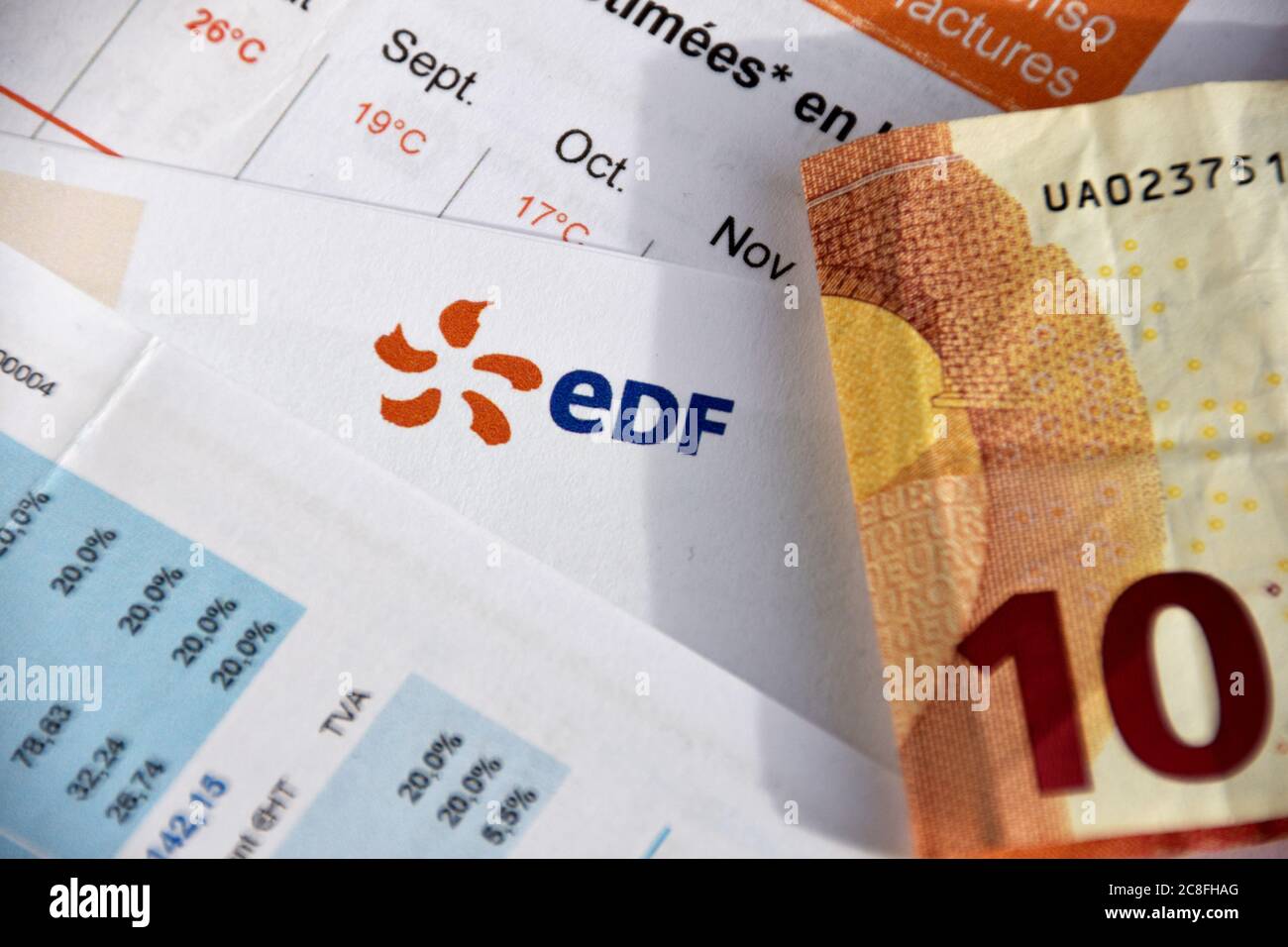 Auf dieser Abbildung ist ein EDF-Logo auf einer Stromrechnung mit 10 Euro Banknote zu sehen.nach dem Anstieg der Strompreise um 2.4% im Februar 2020 kündigte die Energy Regulatory Commission eine Erhöhung der regulierten Preise um 1.55% zum 01. August 2020 an. Stockfoto