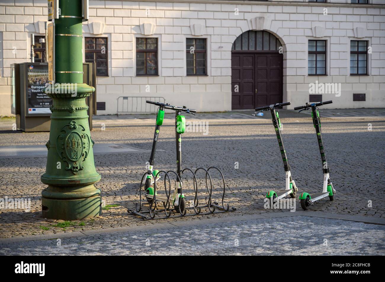 PRAG - 20. JULI 2019: Elektromieter auf den gepflasterten Straßen der Altstadt von Prag geparkt Stockfoto
