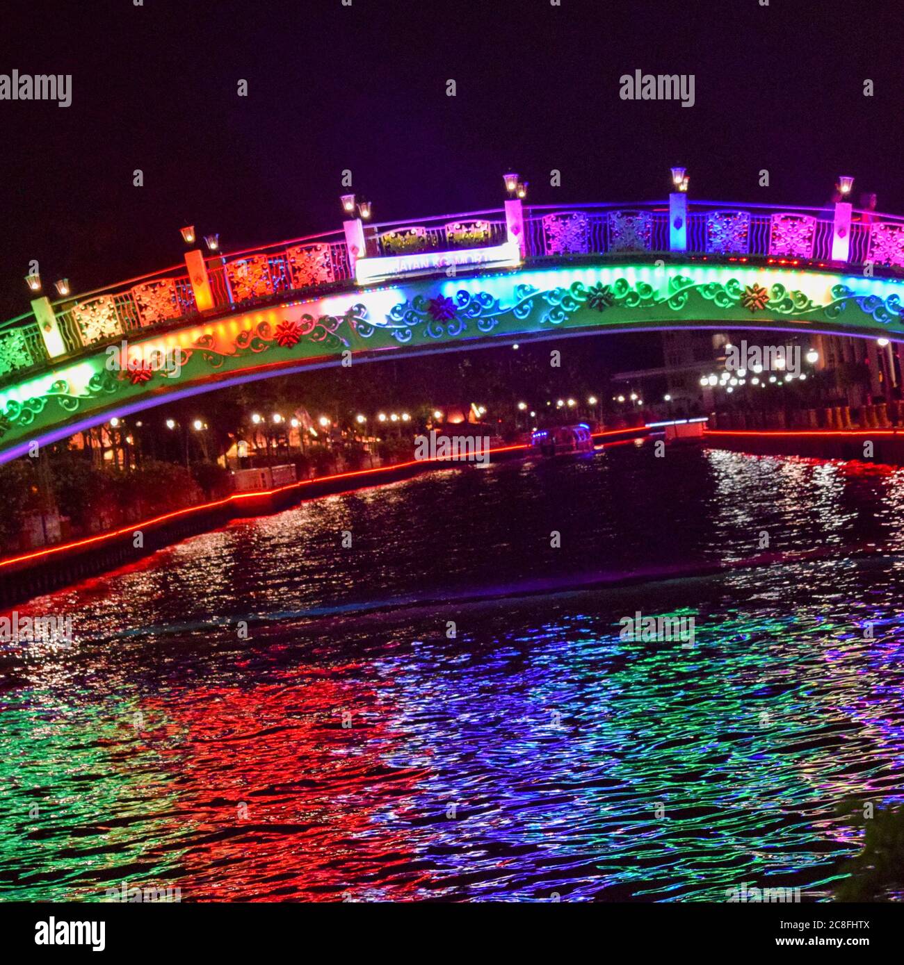 Blick auf den Malacca River bei Nacht, ein beliebtes Nachtleben mit Bars und Musik, die wunderschön beleuchtet ist, Nacht Blick auf den Malacca River in Malacca ( Stockfoto