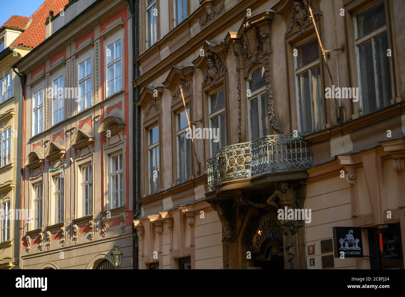PRAG - 20. JULI 2019: Ein sonnenbeschienenen Balkon auf der Seite der alten Gebäude in Prag, Tschechische Republik Stockfoto