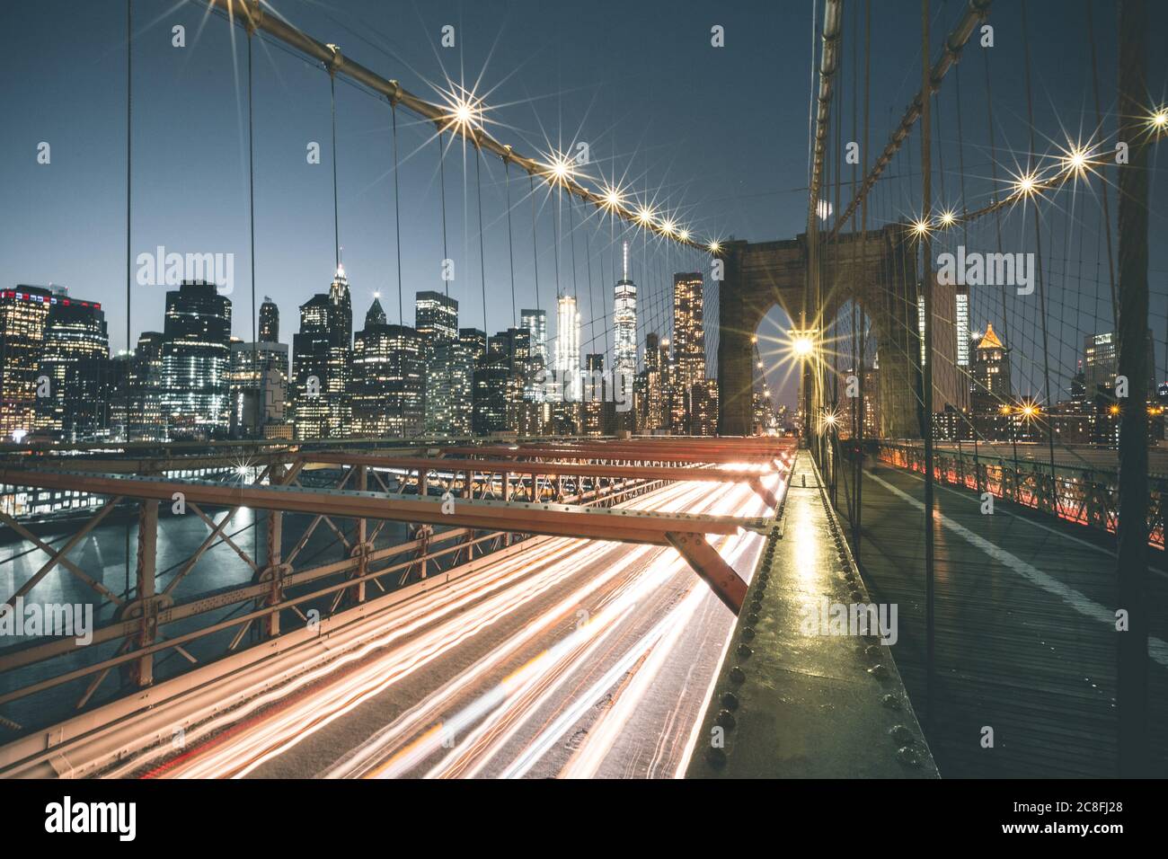 Verkehr auf der Brooklyn Bridge - New York Stockfoto