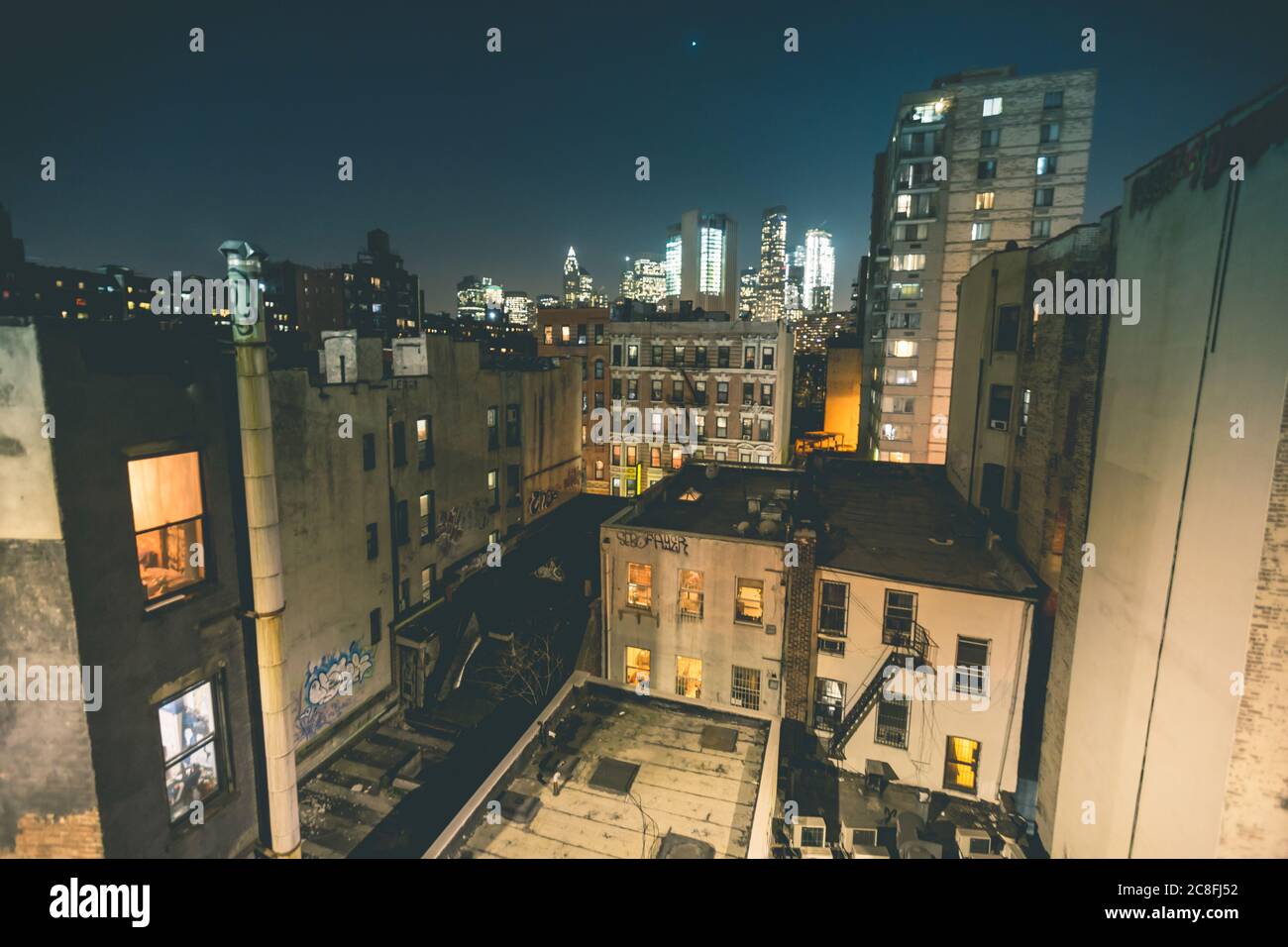Verschiedene Gebäude bei Nacht - New York Stockfoto