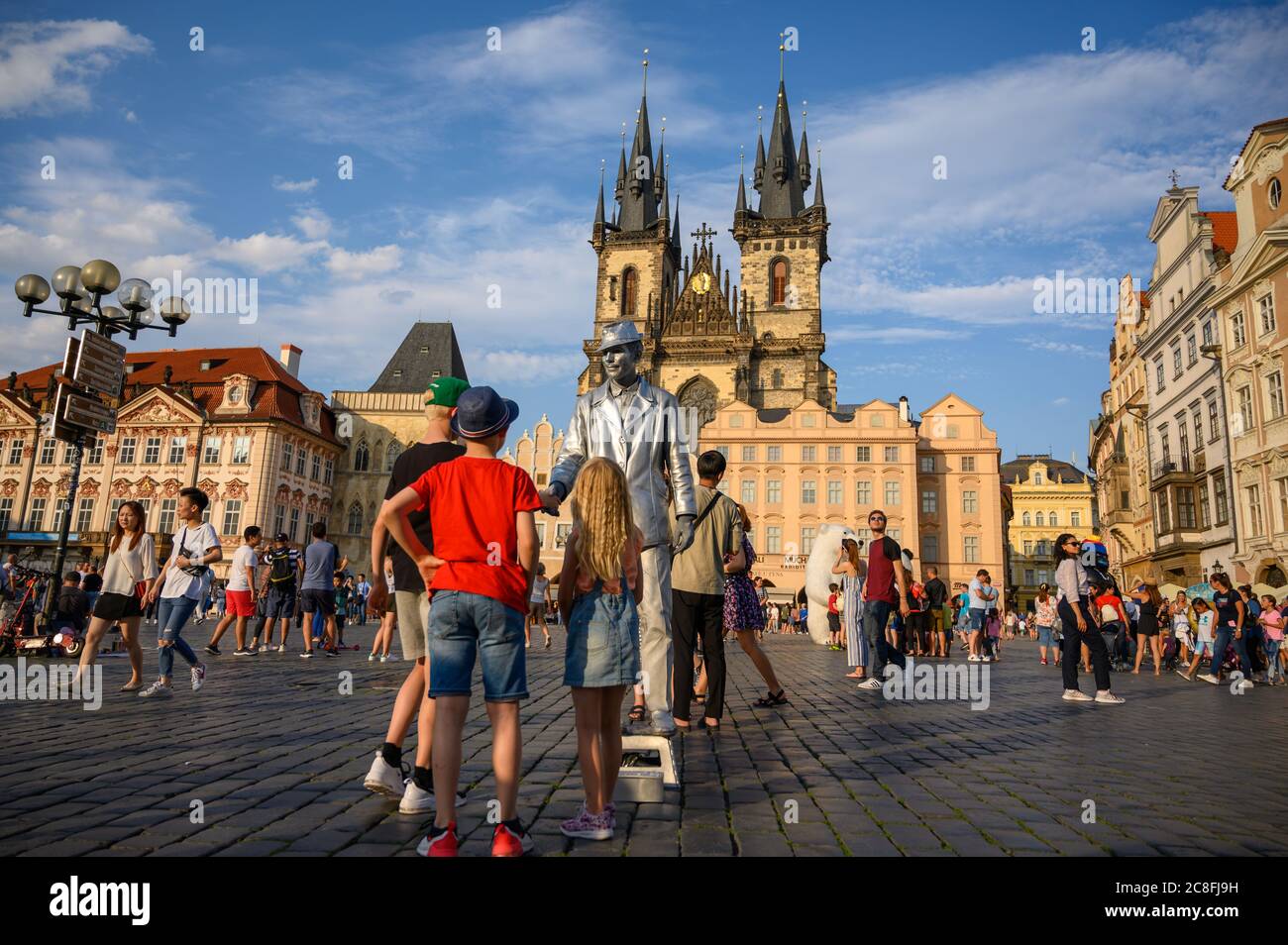 PRAG - 20. JULI 2019: Silberne Statue Straßenkünstler Gruß Kinder vor der Kirche unserer Lieben Frau vor Týn auf dem Altstädter Ring, Prag, Stockfoto