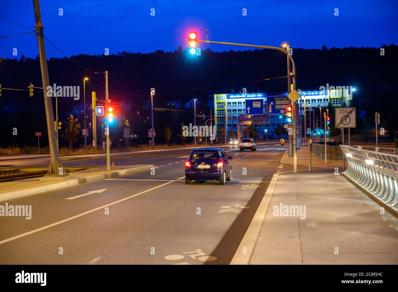 PRAG - 20. JULI 2019: Eine ruhige nächtliche Verkehrsszene in Prag, Tschechische Republik Stockfoto