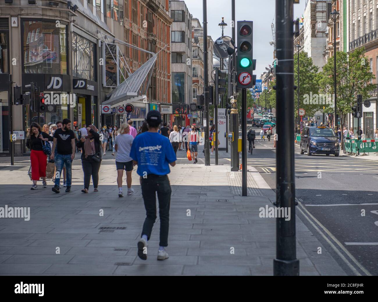 London, Großbritannien. 23. Juli 2020. Die Käufer in der Oxford Street als Zentrum von London kämpfen, um wieder zu einer Art Normalität nach Corovavirus-Sperre. Stockfoto