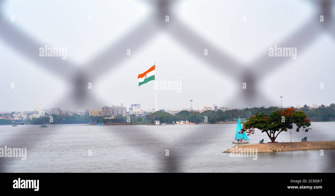 Indische Flagge winkt in der Luft am Unabhängigkeitstag Indiens. Blick auf die Flagge durch Draht Fench Stockfoto