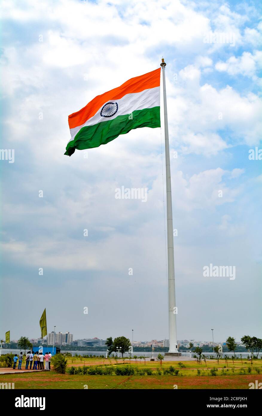 Indische Flagge winkt in der Luft am Unabhängigkeitstag indiens im Sanjeevaja Park Stockfoto