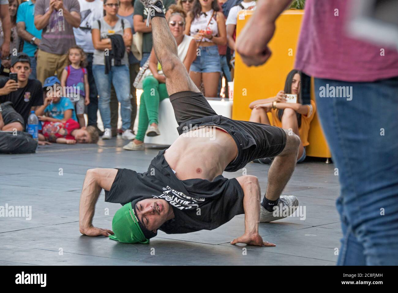 Straßentänzerin, die während des Action Sports Festivals in Vigo in der Provinz Pontevedra (Spanien), Teil der autonomen Gemeinschaft Galicien, auftrat. Stockfoto