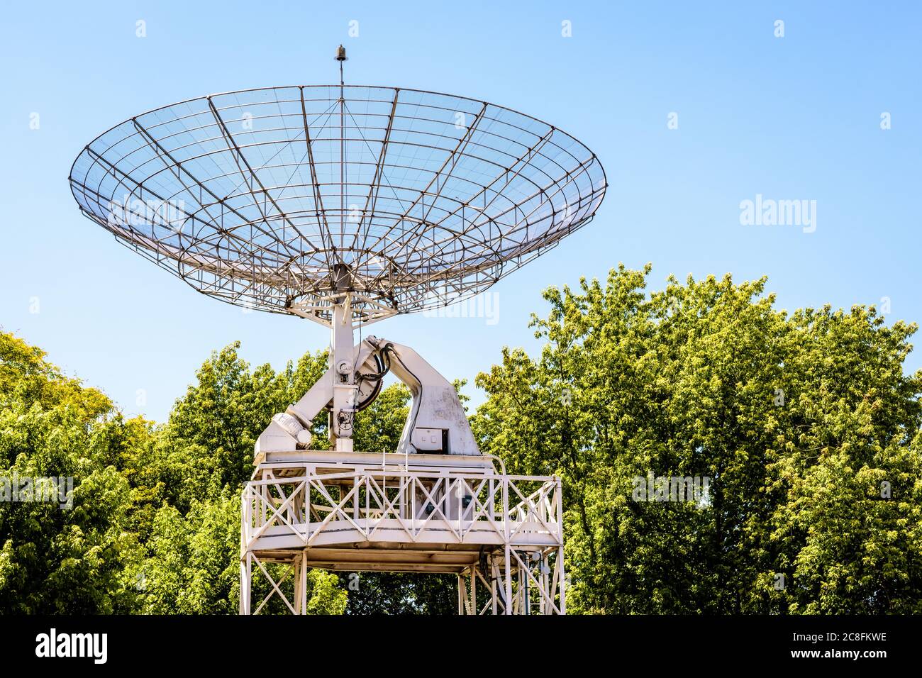 Das 10 Meter quer-Radioteleskop im Parc de la Villette in Paris, Frankreich, gegen blauen Himmel. Stockfoto