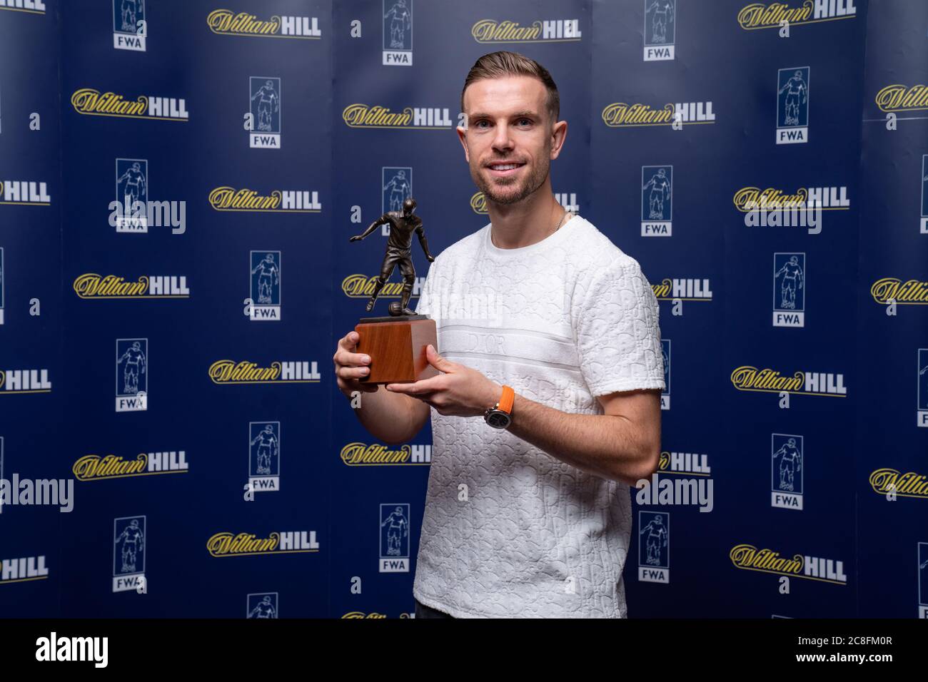 NUR FÜR REDAKTIONELLE VERWENDUNG Jordan Henderson vom Liverpool Football Club erhält die Trophäe „Spieler des Jahres“ der Football Writers Association, die von William Hill gesponsert wird. Stockfoto
