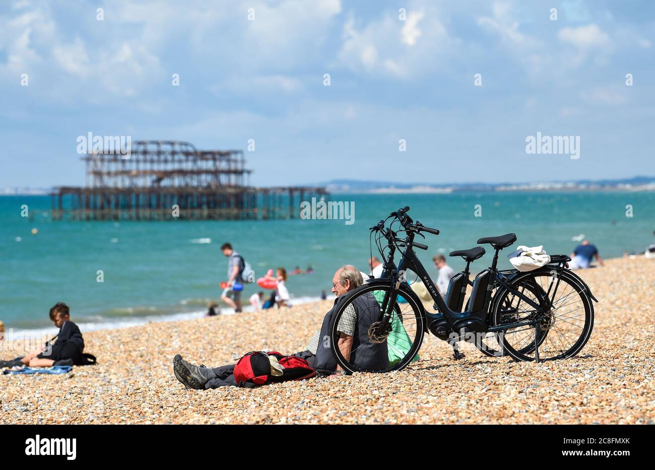 Brighton UK 24. Juli 2020 - Besucher genießen einen heißen sonnigen Tag am Brighton Strand mit Temperaturen prognostiziert, um 25 Grad in einigen Teilen des Südostens heute : Credit Simon Dack / Alamy Live News Stockfoto