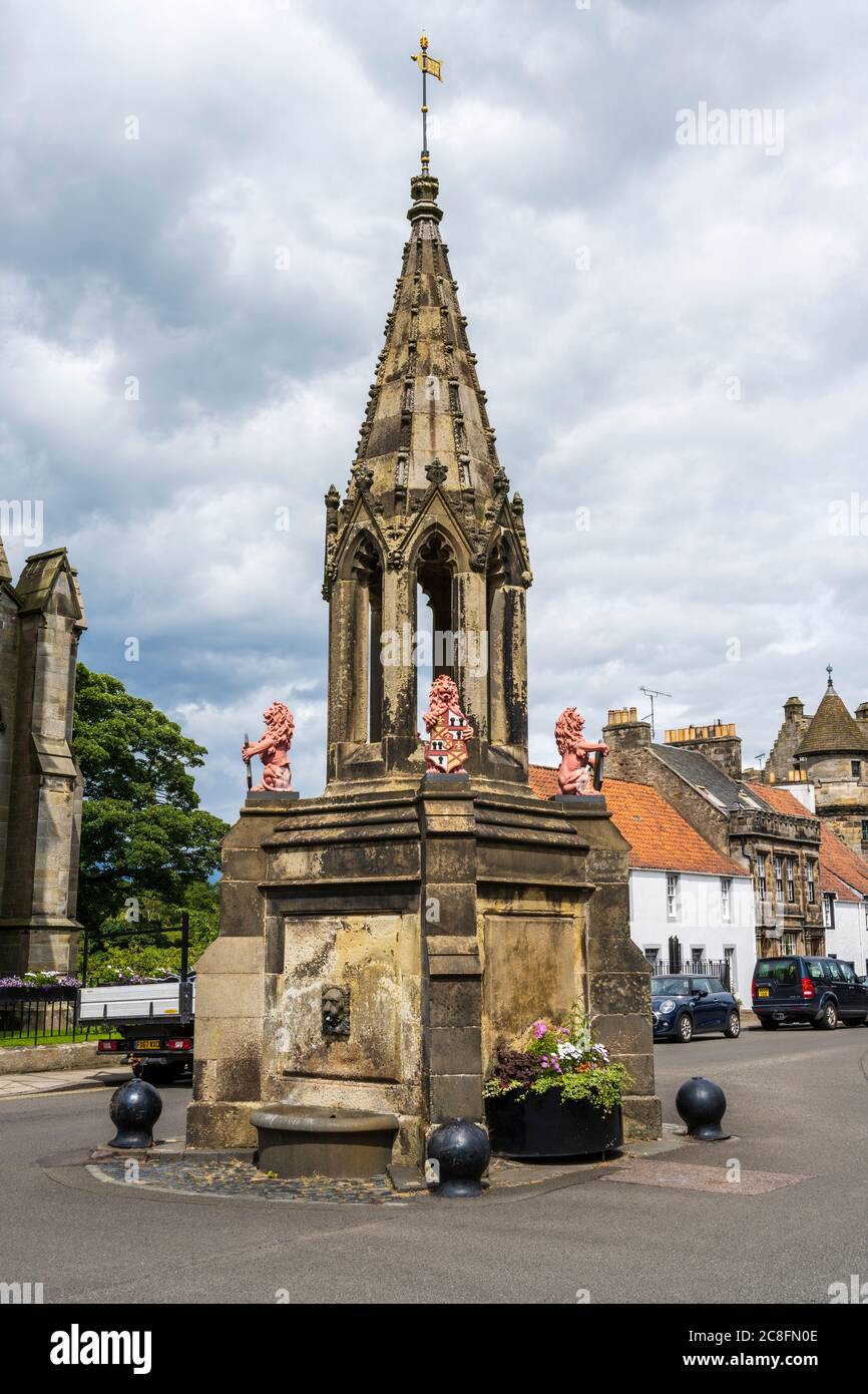 Der Bruce Fountain im Zentrum der High Street im Dorf Falkland in Fife, Schottland, Großbritannien Stockfoto