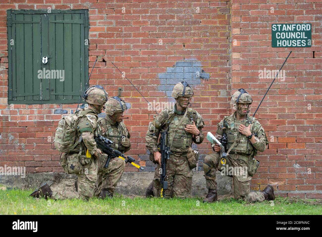 Offizierskadetten starten einen Zugangriff auf ein Gelände im West Tofts Camp, Thetford, Norfolk, während der britischen Armee-Übung Dynamic Victory, die normalerweise im Ausland mit Koalitionstruppen abgehalten wird, aber in Großbritannien aufgrund der Covid-19-Beschränkungen stattfindet. Stockfoto