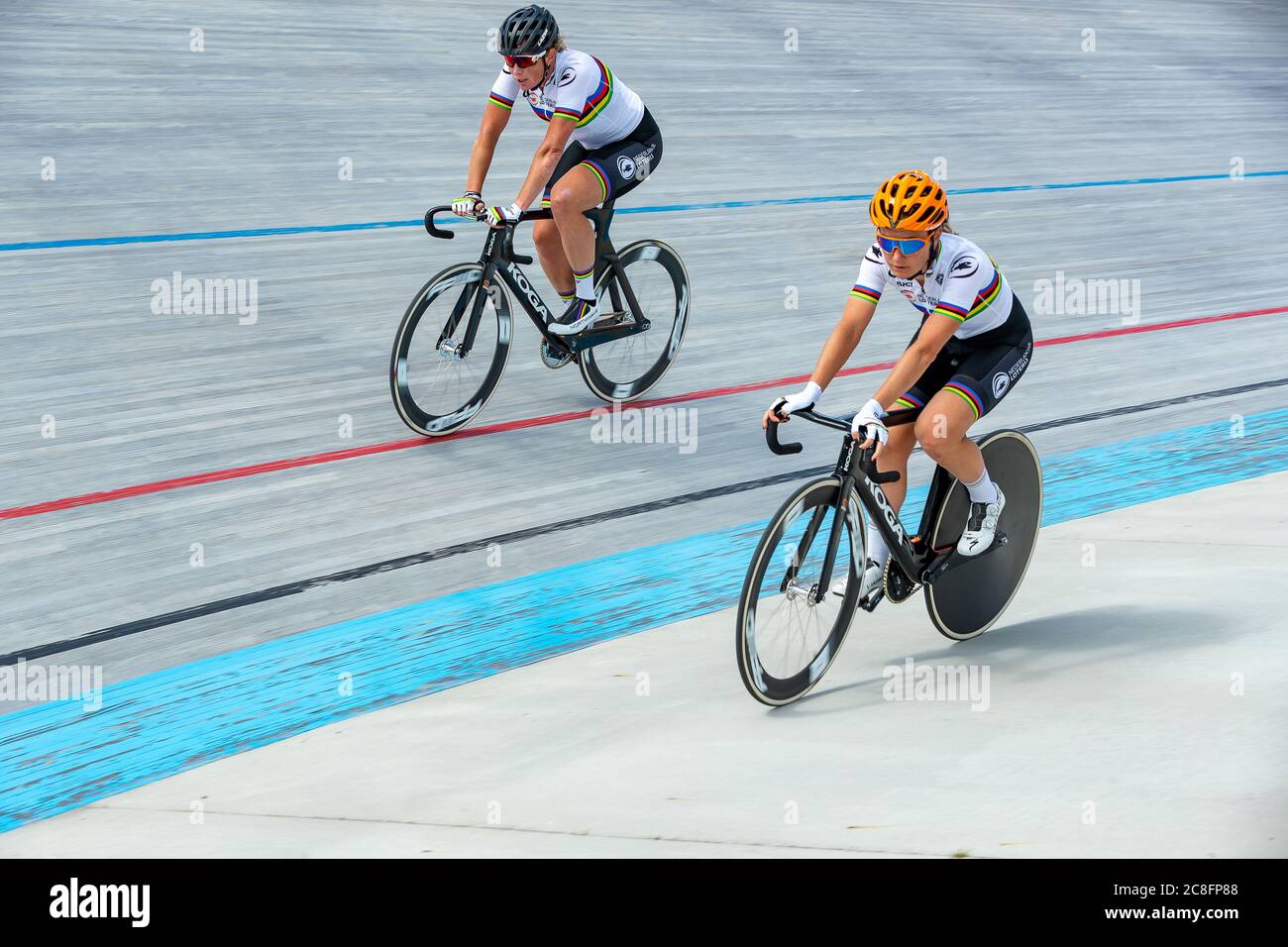 ASSEN, NIEDERLANDE - JULI 23: Kirsten Wild, Amy Pieters vom Rennradteam Holland beim Streckentraining auf dem offenen Oval am 23. Juli 2020 in Assen, Niederlande. Stockfoto