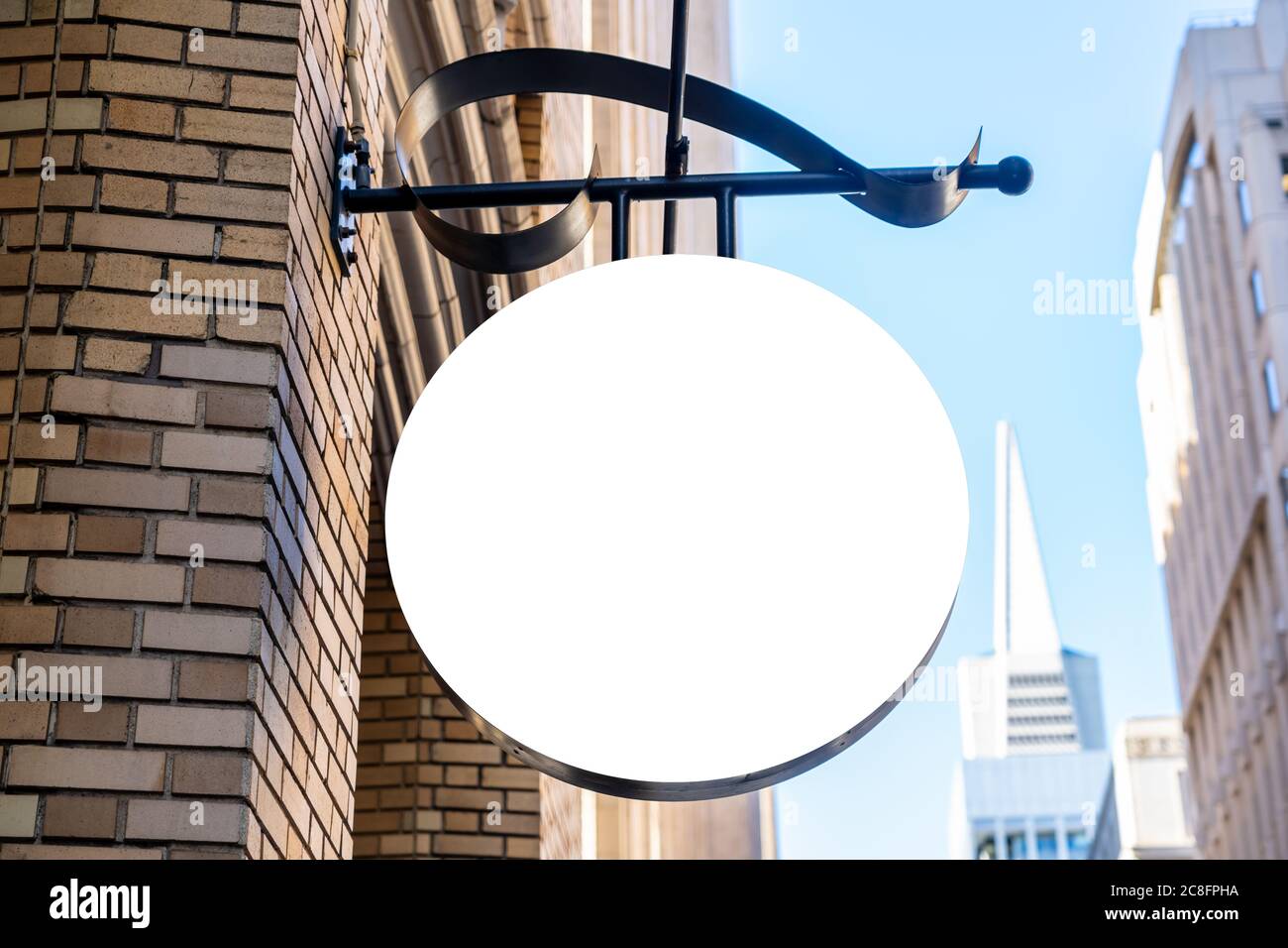 Runde weiße Firmenzeichen mockup in einer modernen Stadt. Stockfoto