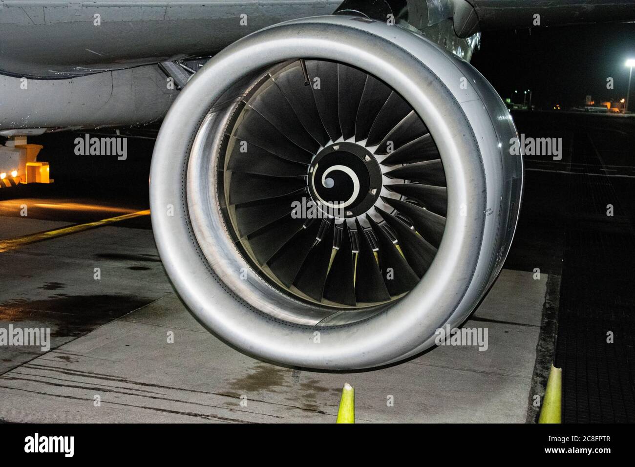 Flugzeugturbine am Flughafen Cartagena, Kolumbien. Fossile Brennstoffe Flugzeug Außennächtigkeit. Verkehr von Covid19 betroffen. Stockfoto