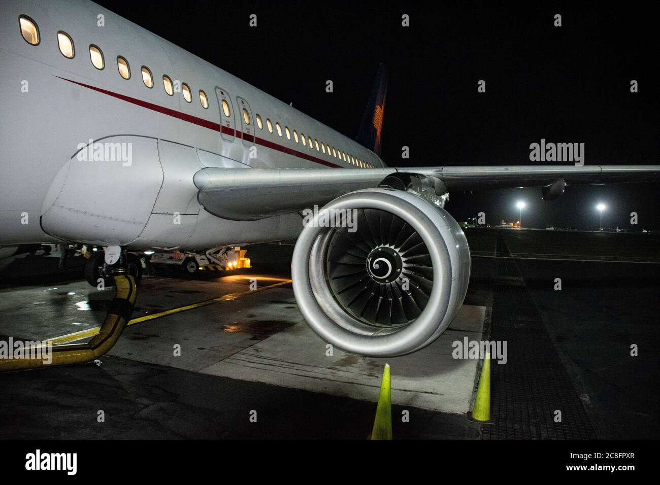 Flugzeugturbine am Flughafen Cartagena, Kolumbien. Fossile Brennstoffe Flugzeug Außennächtigkeit. Verkehr von Covid19 betroffen. Stockfoto