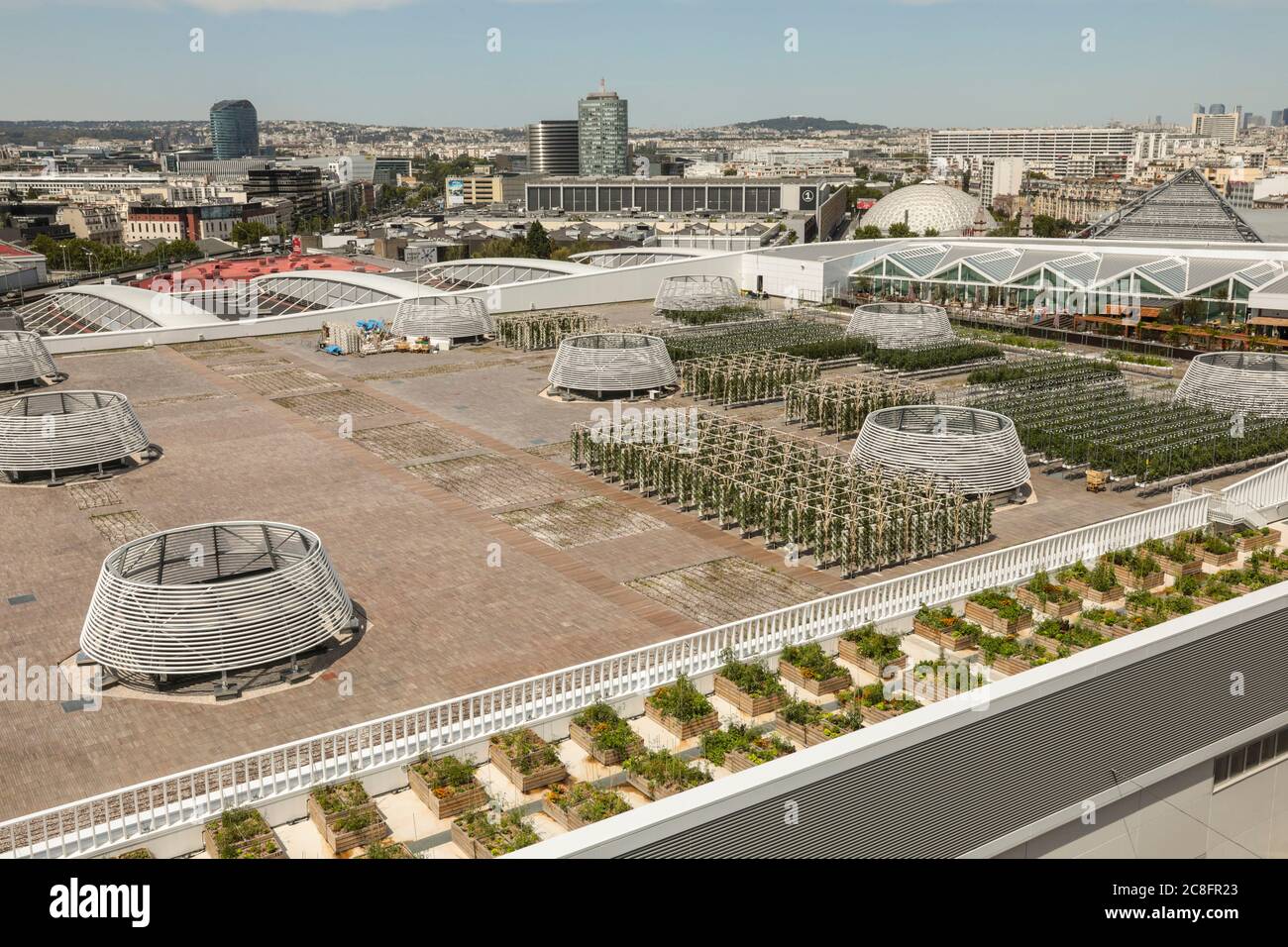 DIE GRÖSSTE STÄDTISCHE FARM DER WELT KOMMT AUF EIN PARISER DACH Stockfoto