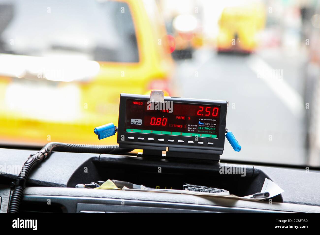NEW YORK, NY - 23. MÄRZ 2016: Blick von Kabine mit Taxi Meter Anzeige in New York Stockfoto