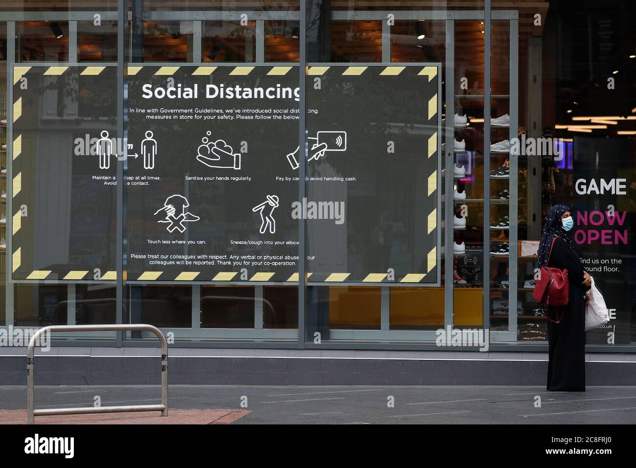 Leicester, Leicestershire, Großbritannien. Juli 2020. Ein Kunde wartet auf den Eintritt in einen Game Store, nachdem die lokalen Einschränkungen für die Sperrung durch Coronavirus aufgehoben wurden. Nicht-wesentliche Geschäfte können in der Sperrzone wieder geöffnet werden, obwohl die Regierung sagt, dass alles, aber wesentliche Reisen in die, aus und innerhalb der Stadt immer noch nicht erlaubt ist. Credit Darren Staples/Alamy Live News. Stockfoto